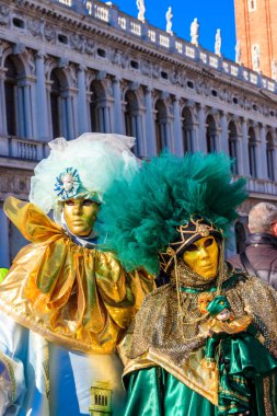 Venedik, İtalya 'daki Venedik Karnavalı sırasında iki Venedik maskesi