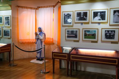 Üsküp, Kuzey Makedonya - 31 Mayıs 2024: Kuzey Makedonya 'daki Rahibe Teresa Anıtı' nda Rahibe Teresa 'nın Balmumu heykeli