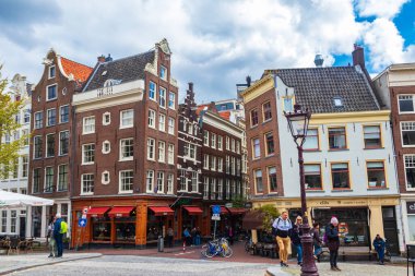 Amsterdam, Hollanda - 26 Nisan 2024: Hollanda 'nın merkezindeki geleneksel Hollanda eski binaları