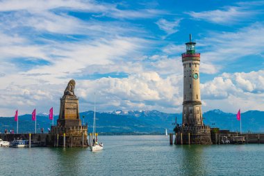 Lindau, Almanya - 12 Mayıs 2024: Deniz feneri ve Bavyera Aslanı Almanya 'nın Lindau liman girişinde. Constance Gölü 'ndeki antik bavyera kasabası (Bodensee)