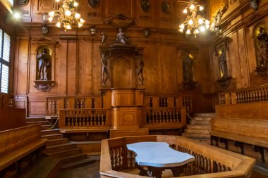 Bologna, İtalya - 6 Haziran 2025: Eskiden Bologna, İtalya 'daki Bologna Üniversitesi' nin ana binası olan Archiginnasio 'da bulunan Anatomik Tiyatronun İçi