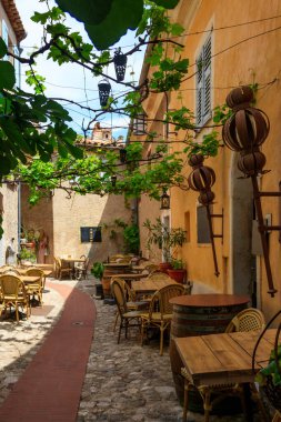 Fransa 'nın Riviera şehrindeki Dar Sokak Ortaçağ Eze Köyü