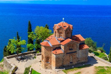 Kuzey Makedonya 'nın Ohri kentindeki Kaneo ve Ohri Gölü' ndeki Aziz John Kilisesi manzarası