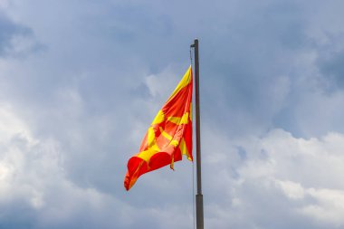 Kuzey Makedonya bayrağı mavi gökyüzüne karşı