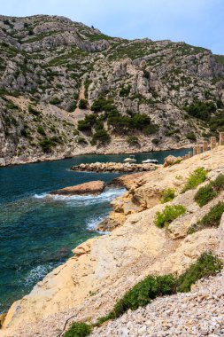 Fransa 'nın güneyinde Marsilya ve Cassis arasında Akdeniz kıyısındaki Calanque de Morgiou manzarası