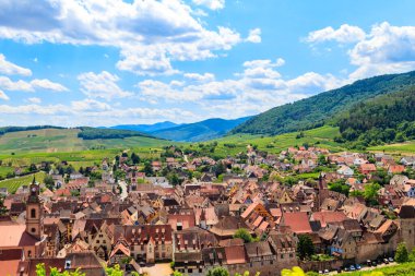 Fransa 'nın Alsace Şarap Yolu' ndaki Riquewihr köyünün manzarası. Riquewihr Fransa 'nın en güzel köylerinden biri olarak sınıflandırıldı.