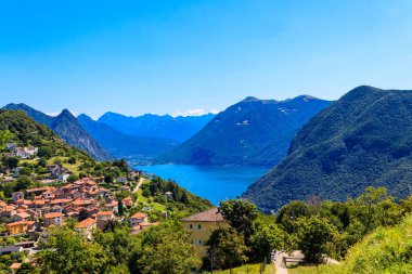 İsviçre 'nin Ticino kantonundaki Monte Bre dağından Lugano Gölü manzarası