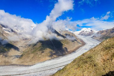 İsviçre 'nin Valais kantonundaki Büyük Aletsch Buzulu manzarası