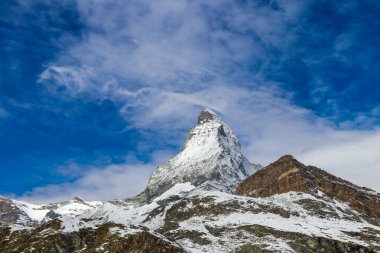 Güneşli bir günde, karlı Matterhorn Dağı 'nın zirvesi İsviçre' de mavi gökyüzü manzaralı. Karla kaplı İsviçre Alpleri 'nin güzel arka planı. Meşhur seyahat yeri