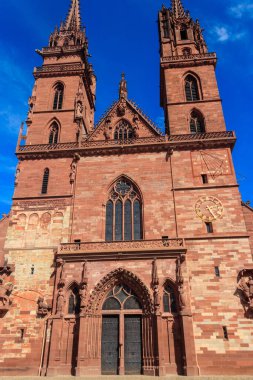 İsviçre 'deki Basel Minster Katedrali cephesi