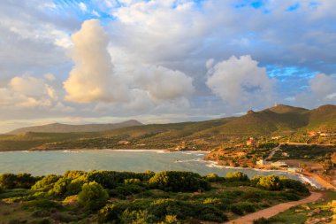 Yunanistan 'ın Attica kentindeki Poseidon arkeolojik tapınağı yakınlarındaki Cape Sounio Körfezi' nin panoramik manzarası