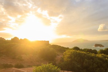 Yunanistan 'ın Attica kentindeki Poseidon arkeolojik tapınağı yakınlarındaki Cape Sounio Körfezi' nin panoramik manzarası