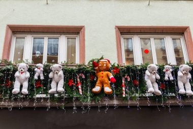Fransa 'nın orta çağ şehri Colmar' da oyuncaklar ve oyuncak ayılarla süslenmiş bir Noel süsü.