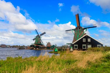 Hollanda 'nın Zaanse Schans köyündeki Zaan Nehri' nin geleneksel yel değirmenleri