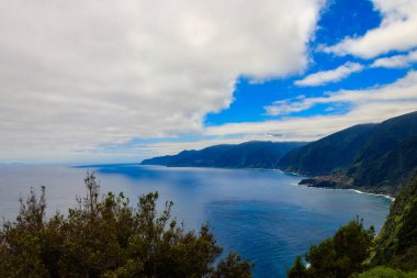 Madeira, Portekiz'deki Ribeira da Janela'daki Miradouro da Eira da Achada'dan görünüm