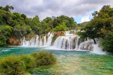 Hırvatistan 'ın Krka Ulusal Parkı' ndaki güçlü Skradinski Buk şelalesinin manzarası