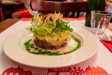 Restorandaki masada patates püresi ve salata ile ördek konfetisi.