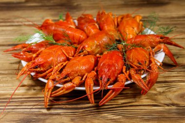 Ahşap masada kaynamış kerevit.