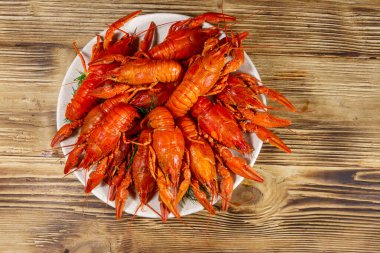 Ahşap masada kaynamış kerevit tabağı. Üst görünüm