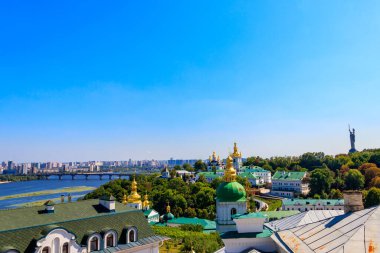 Kiev Pechersk Lavra (Mağara Kiev Manastırı), Anavatan Anıtı ve Ukrayna Dinyeper Nehri manzarası