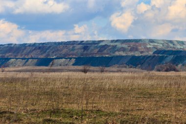 Demir cevheri yığınlarının manzarası. Madencilik endüstrisi