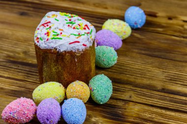 Tahta bir masada Paskalya pastası ve paskalya yumurtası.