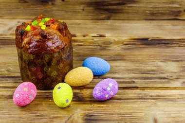 Tahta bir masada Paskalya pastası ve paskalya yumurtası.