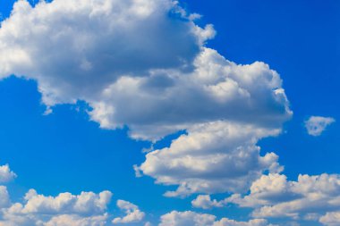 Mavi gökyüzünde beyaz bulutlar