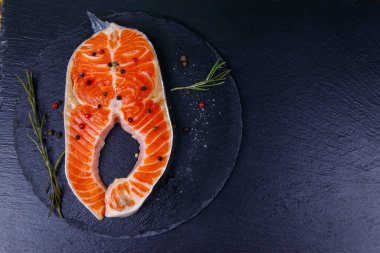 Siyah tahtada baharatlı çiğ somon bifteği. Üst görünüm