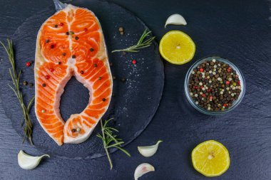 Siyah tahtada baharatlı çiğ somon bifteği. Üst görünüm