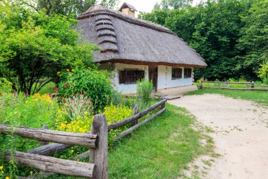 Ukrayna 'nın Kiev kenti yakınlarındaki Pyrohiv (Pirogovo) köyündeki antik Ukrayna kırsal evi