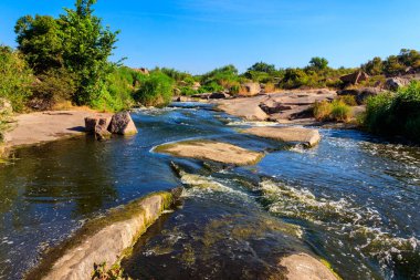Ukrayna 'nın Dnipropetrovsk bölgesindeki Kamenka nehri üzerindeki Tokovsky şelalelerinin manzarası