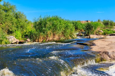 Ukrayna 'nın Dnipropetrovsk bölgesindeki Kamenka nehri üzerindeki Tokovsky şelalelerinin manzarası