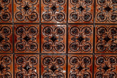 Dekorasyon sobaları, duvar ve zemin için eski seramik fayanslar. Arkaplan, doku, pürüzsüz desen