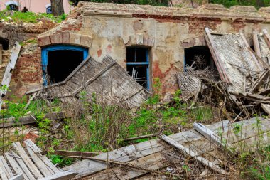 Yıkılmış bir binanın kalıntıları.