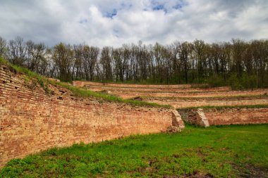 Şarkı söyleyen teraslar 19. yüzyılda inşa edilmiş ve Ukrayna 'nın Kharkiv bölgesinde tuğla duvarlarla güçlendirilmiş bahçe teraslarıdır.