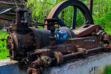 Ukrayna 'nın Pereyaslav kentindeki Açık Hava Halk Mimarisi ve Ortanca Naddnipryanschina Halk Yolları Müzesi' nde buharlı eski bir harman makinesi.