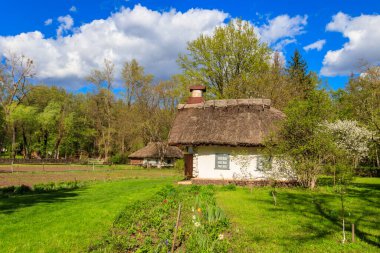 Ukrayna 'nın Pereyaslav kentindeki Açık Hava Halk Mimarisi ve Ortanca Naddnipryanschina Halk Yolları Müzesi' ndeki antik Ukrayna kırsal evi.