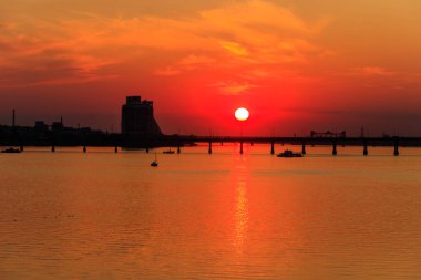 Dinyeper nehri üzerinde güzel bir günbatımı Dnipro şehri, Ukrayna