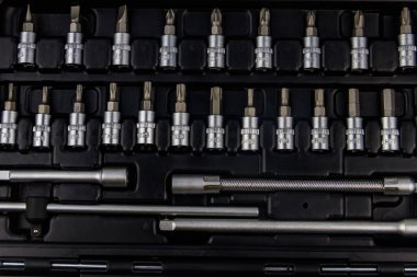 Araba tamiri için evrensel araç gereç kitinin yakın plan görüntüsü