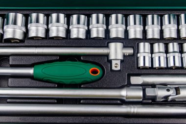 Araba tamiri için evrensel araç gereç kitinin yakın plan görüntüsü