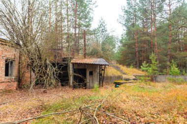 Çernobil Yasak Bölge, Ukrayna 'daki Pripyat hayalet kasabasında terk edilmiş eski bir ev.