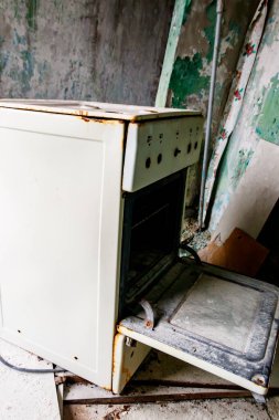 Ukrayna 'nın Çernobil Yasak Bölgesi' ndeki Pripyat hayalet kasabasındaki terk edilmiş dairenin mutfağı.