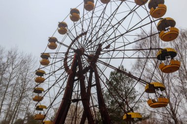 Çernobil Yasak Bölge, Ukrayna 'daki Pripyat hayalet kasabasının eğlence parkında terk edilmiş dönme dolap.