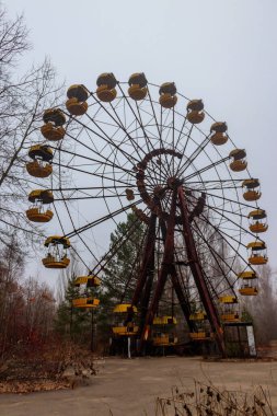 Çernobil Yasak Bölge, Ukrayna 'daki Pripyat hayalet kasabasının eğlence parkında terk edilmiş dönme dolap.