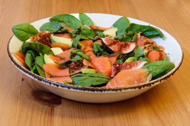 Füme somon, ıspanak, avokado ve incirli sağlıklı salata.