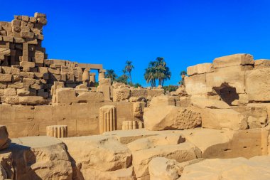 Karnak Tapınağı Kompleksi, yaygın olarak Karnak olarak bilinen, Luxor, Mısır 'daki çürümüş tapınaklar, şapeller, sütunlar ve diğer binaların geniş bir karışımından oluşur.
