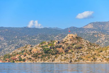 Türkiye 'nin Antalya ilinin Akdeniz kıyısındaki bir dağda kalesi olan antik Lycia kasabası Simena' nın manzarası