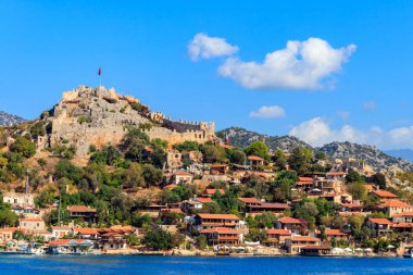 Türkiye 'nin Antalya ilinin Akdeniz kıyısındaki bir dağda kalesi olan antik Lycia kasabası Simena' nın manzarası