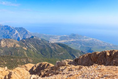 Türkiye 'nin Antalya ilinin Kemer ilçesi yakınlarındaki Tahtali dağının tepesinden Taurus dağları ve Akdeniz manzarası